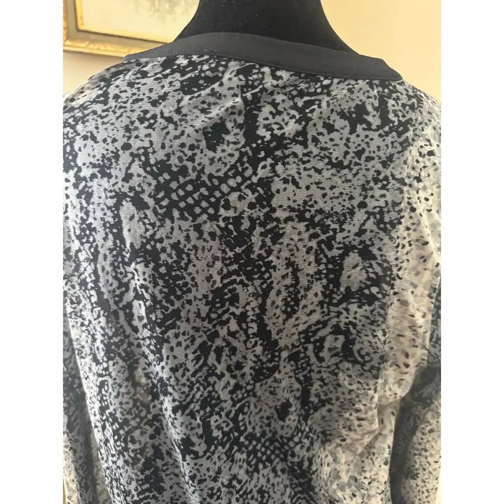 The Limited Abstract Print Long Sleeve Blouse Women’s Large Gray Black - Picture 3 of 13